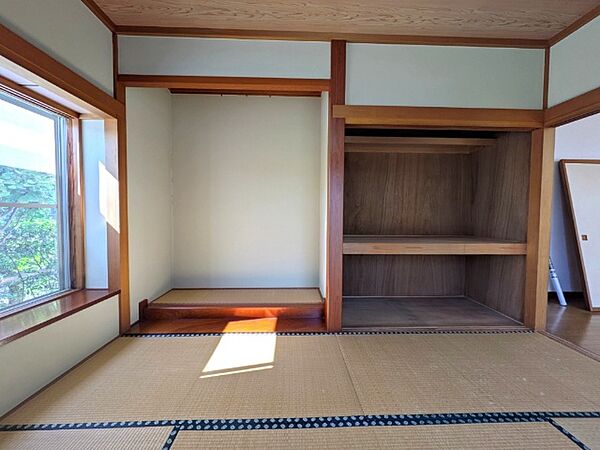 和室は押入収納付きです