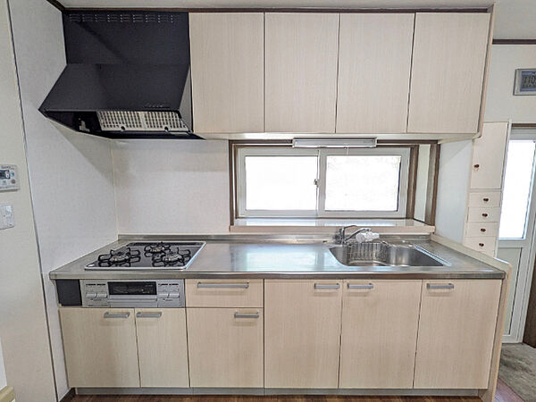 3口コンロ付きのシステムキッチンです