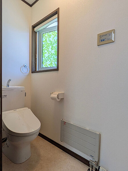 温水洗浄機能付きの2階トイレです