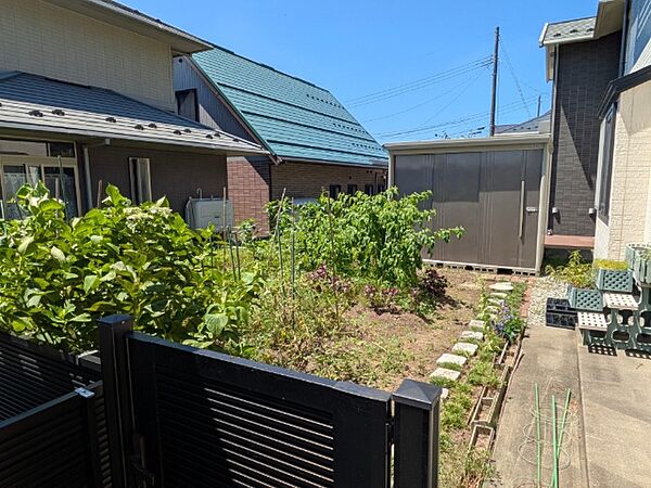 畑と外部物置です