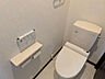 トイレ：温水洗浄機能付きの2階トイレです