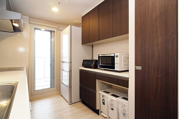 食器棚もキッチンのデザインに併せてコーディネート。調理器具、ゴミ箱、食器をすっきり収納できます。