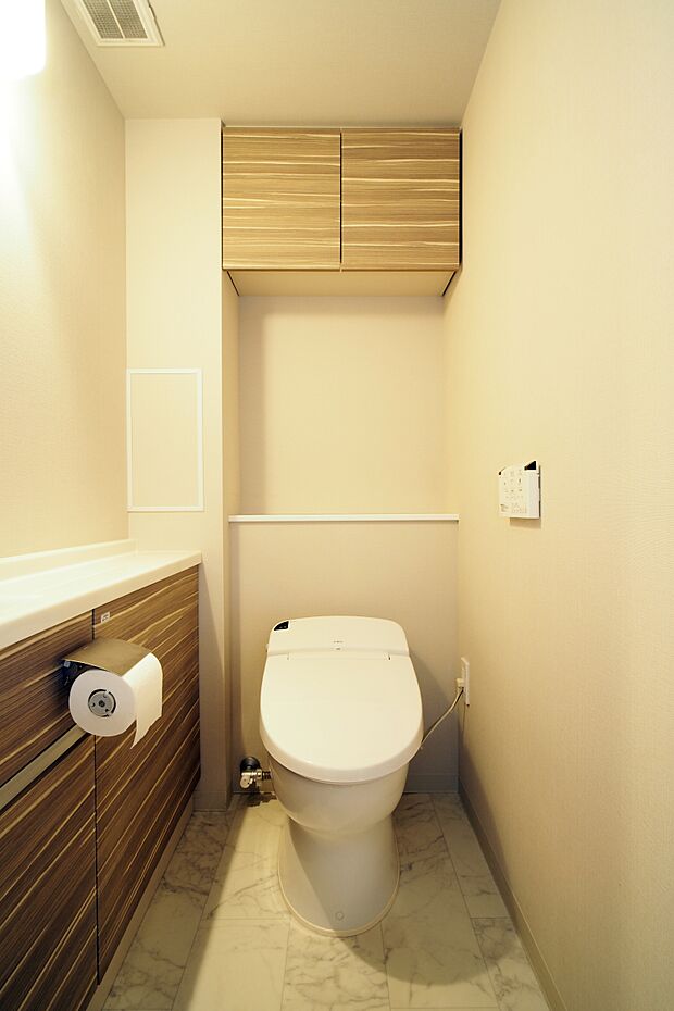 省エネでお手入れ簡単の高機能シャワートイレです。タンクレストイレで日々のお手入れがしやすいです。