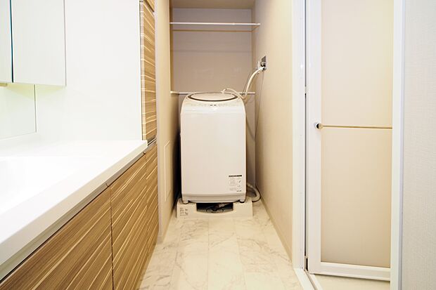 洗面室には収納のほか、洗濯機置場もありコンパクトに収納できます。
