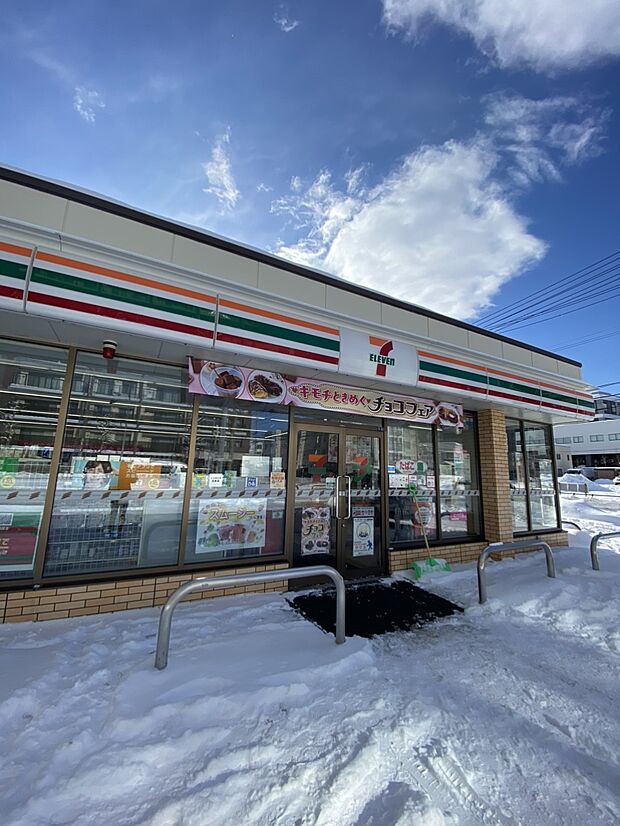セブンイレブン札幌厚別中央1条店　徒歩1分(約70m)　急な買い物にも対応できます。