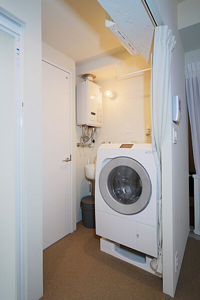 洗面台はキッチンと一緒にすることで洗濯気置場と収納スペースを確保しました。収納は背面にあります。