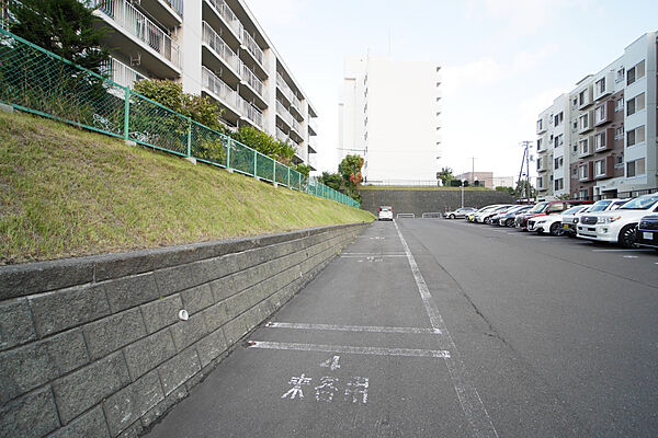 来客用駐車場です。全部で4台ありますので、ご家族やお友達が遊びに来ても安心です。