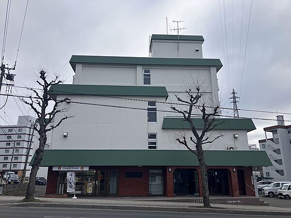 正面からの外観写真です。1階にはドーナツ屋さんがあります。