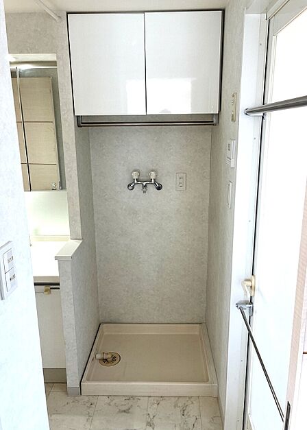洗濯機置場の上部には吊戸棚があります