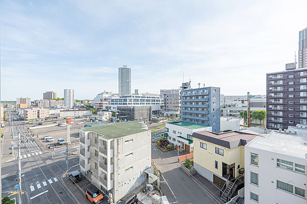 南西側リビングバルコニーから南方向の眺望です。Bivi新さっぽろや新さっぽろ駅方面が見えます。