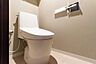 トイレ：トイレは新規交換しました。上部には吊戸棚があります。