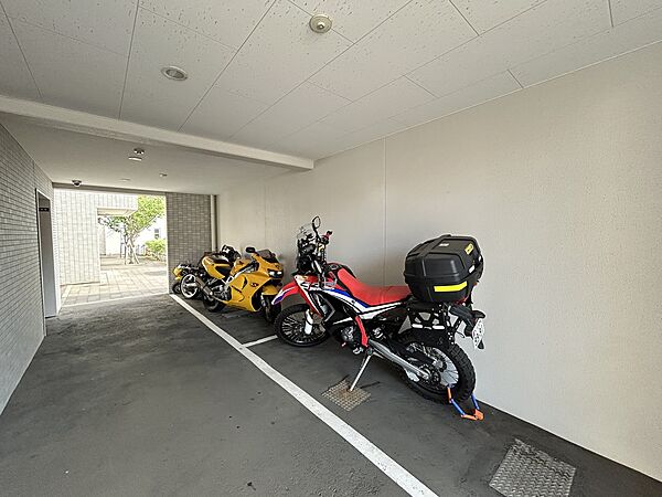 敷地内バイク置き場です。