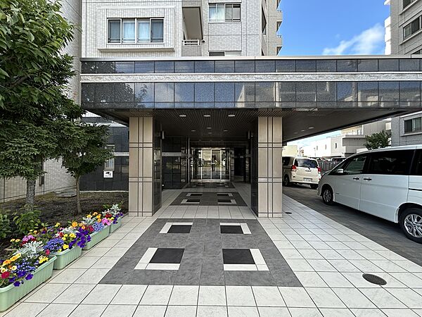 エントランスはオートロックが採用されており、セキュリティ面も安心です。
