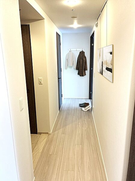 玄関ホールには新築時に壁掛け3連コートハンガーを取り付けています。（家具・調度品等はイメージです。販売価格には含まれません。）