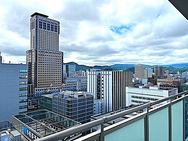 バルコニーからの眺望。JRタワーもよく見えます