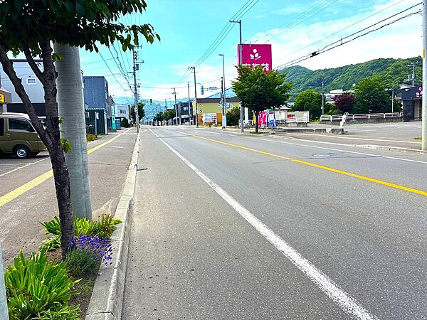 前面道路は幅員約18.1ｍの道道西野真駒内清田線（通称：手稲左股通）です