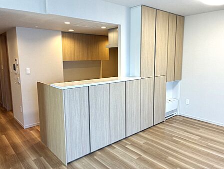 キッチン裏側(リビング側)にはオプションで収納を造作しています