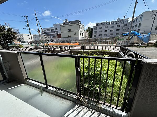 南向きの専用庭です。ガーデニングやお子様の遊び場として楽しめます。