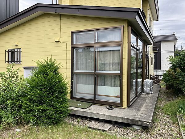 前面道路から見て建物裏側