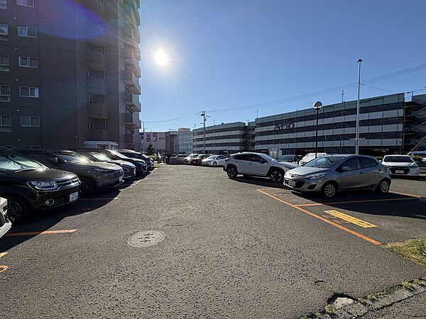 敷地内平面駐車場です。最新の空き状況については担当者にご確認ください。