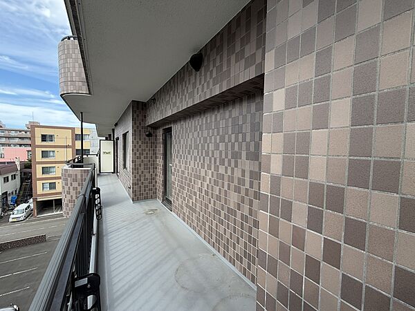 西側のバルコニーです。バルコニーはリビングダイニングと洋室2部屋に面しています。