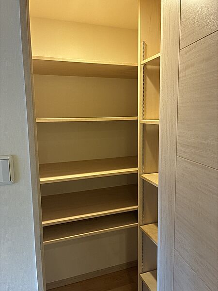 ホールには掃除道具などもしっかり収納できる大きな収納があります