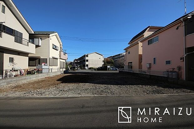 利便性と自然が調和。駅から現地までの途中には複数のスーパーやドラッグストアがあり、便利