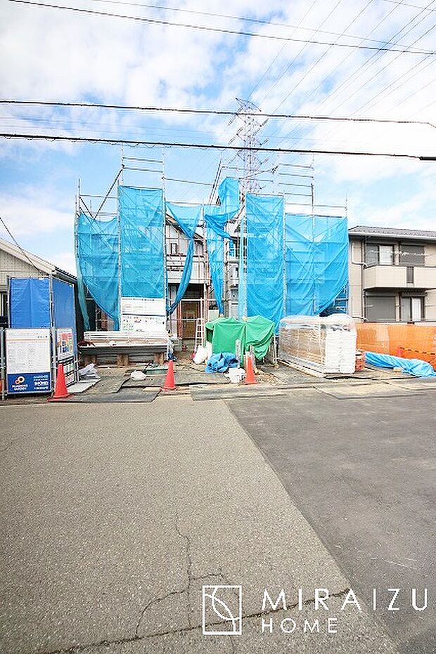 青く澄み渡った綺麗な空と、陽の光をたっぷりと受ける、そんな新築住宅で新生活をスタートしてみませんか？見学・ご相談等、ミライズホーム(株)までお気軽にご連絡下さい♪