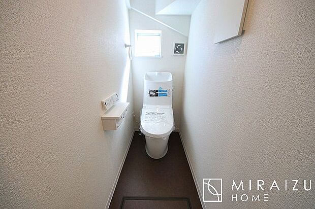 空気の換気と窓からの光の明るさに配慮した清潔感のあるトイレ、ご自分の好きなアロマや芳香剤を置いて落ち着く空間を演出、一人になれる空間ですから、リラックスしたいですね。　