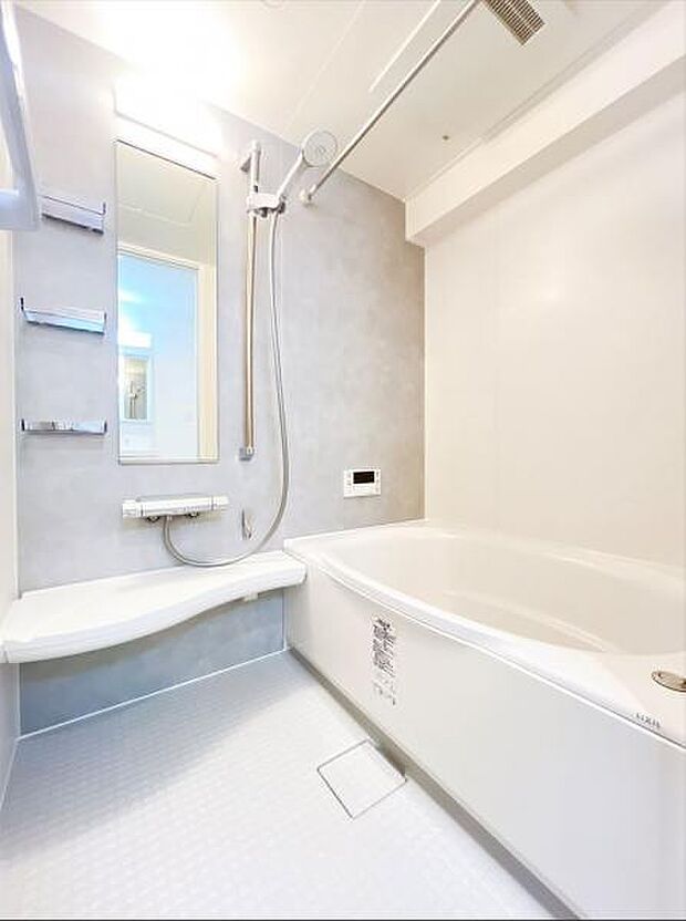 リフォーム済みの浴室は、お子様との入浴も可能な広々とした明るい空間となっております。