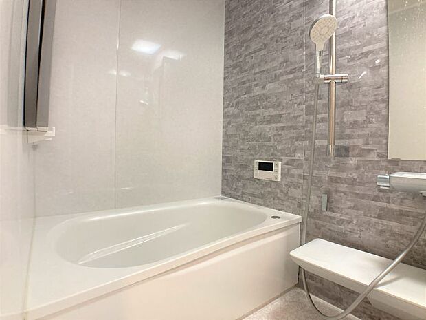 浴室と洗面室は2021年9月にリフォーム済！白を基調とした清潔感溢れる浴室です。