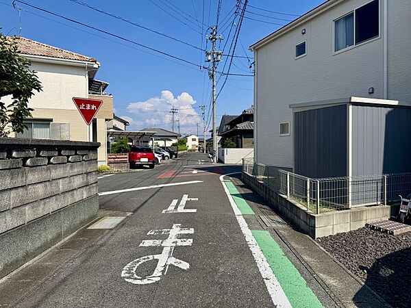 小学校まで徒歩約10分！小さなお子様も安心して通学可能です♪