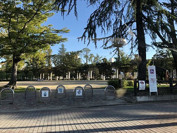 稲荷公園　徒歩約5分（約330ｍ）