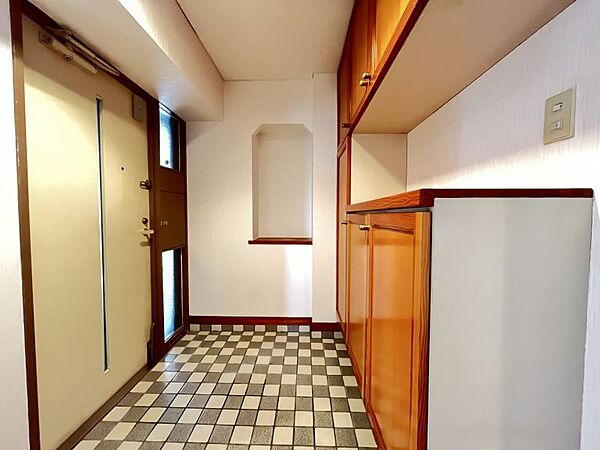 一般的なマンションの玄関とは違い、たたき部分が広くとってあります♪