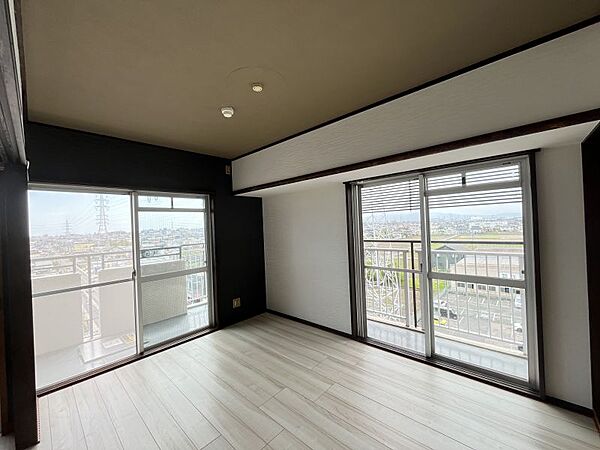 2面バルコニーに面しているため、とても解放感のあるお部屋となっています♪
