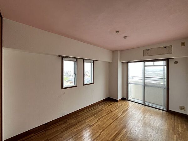 バルコニーへと繋がる二面採光のお部屋です！