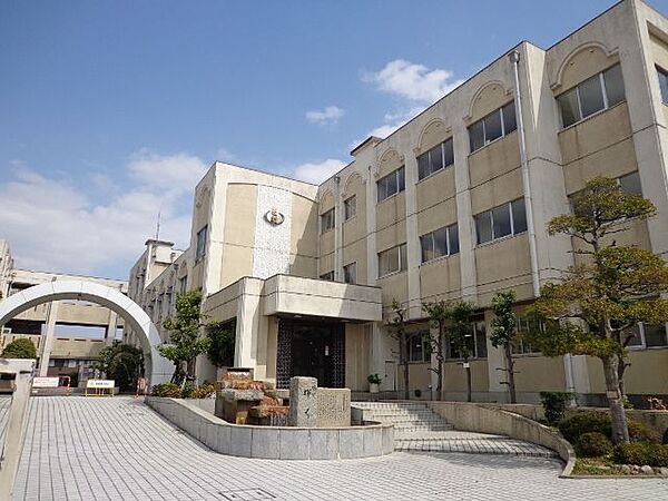 北一社小学校　徒歩約17分（約1300ｍ）1987年開校。「校訓」輝く。