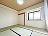 室内：リビングに隣接する和室はお子様の遊び場や客間としてご利用いただけます！