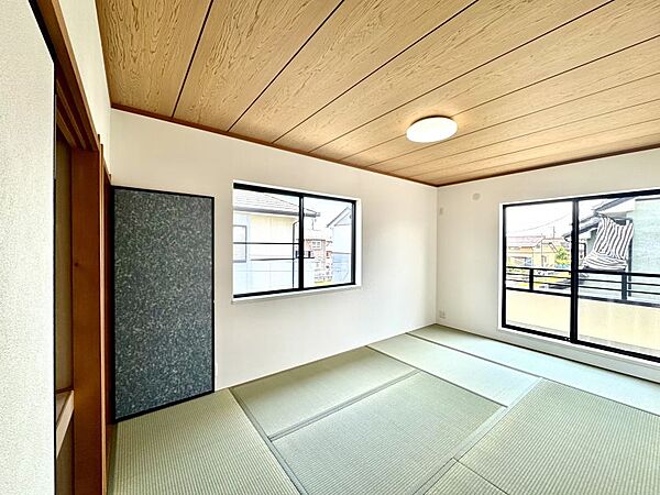 2階8帖の洋室。二面窓で明るいですね◎