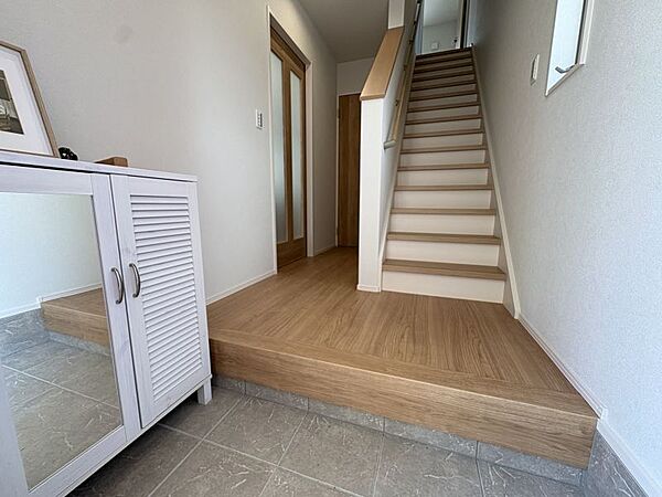 白を基調としたナチュラルなデザインの玄関です♪