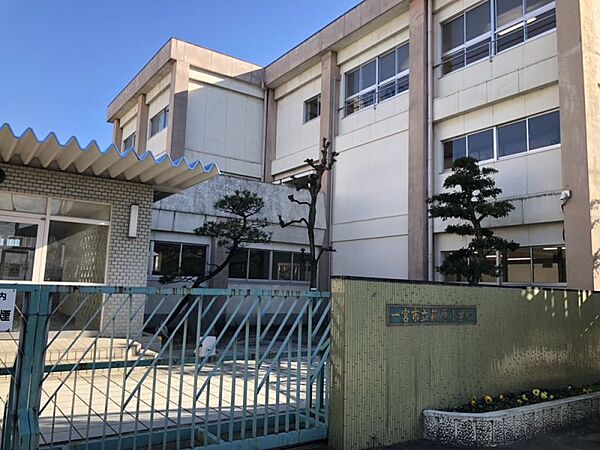 萩原小学校まで　895m　徒歩約12分●教育目標「子どもの優れた個性を伸ばし「美しい心と夢とたくましく生きる力」を持つ萩原の子を育てること」　