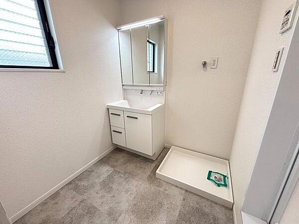 新設された洗面台と洗濯機もおける洗面脱衣所です！