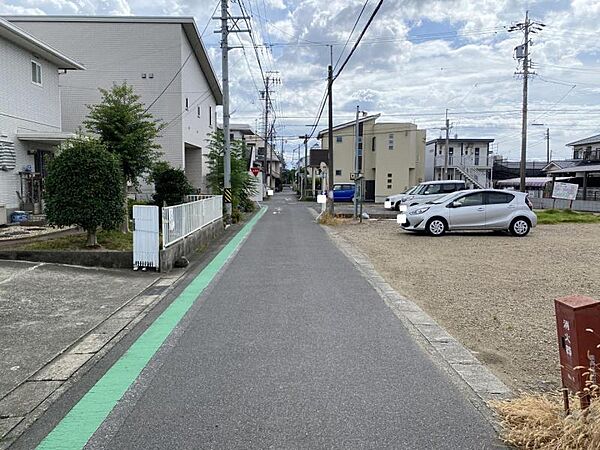 見通しの良い直線道路。毎日の駐車も安心です！