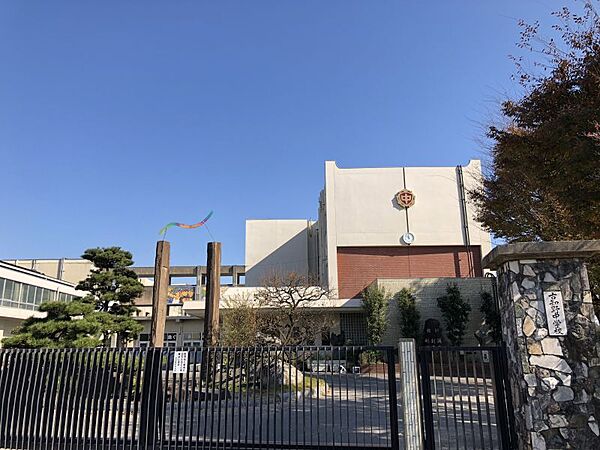 古知野中学校まで　1900m　徒歩約24分　江南市で一番大きな中学校です。伝統を重んずる校風があります。
