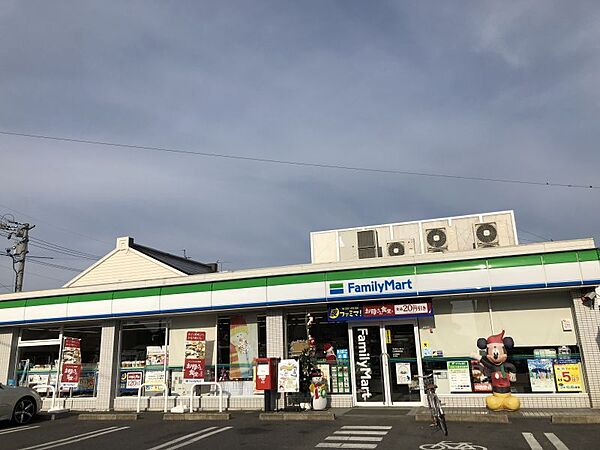 ファミリーマート江南東野町店まで　321m　徒歩約5分　公共料金の支払いや商品の受け取りなどにも！衣料品も充実！