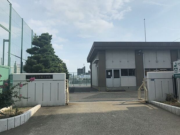 中部中学校　1536ｍ　徒歩約20分　教育目標「知・徳・体の調和のとれた教育を礎に、人間としての成長と発達を遂げていこうとする生徒を育成する。」