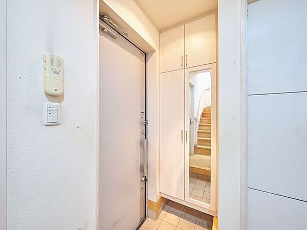 シューズボックスのある玄関スペースでございます