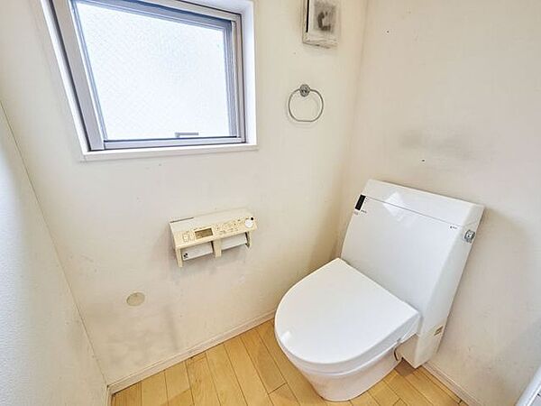 トイレは1階、2階の2か所にございます。ウォシュレット機能付き
