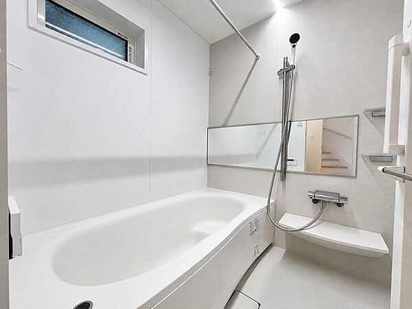浴室には窓があります。浴室暖房換気乾燥機付き。