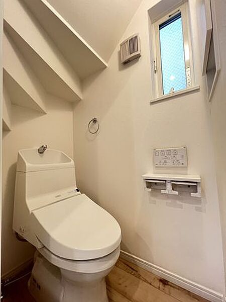 トイレには窓があります
